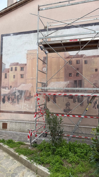 Sant’Omero. Recupero murale Piazza del Mercato: torna visibile la memoria storica del centro - Foto