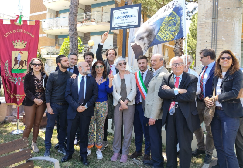 Giulianova ricorda Marco Pannella con una targa sul lungomare Zara - Foto