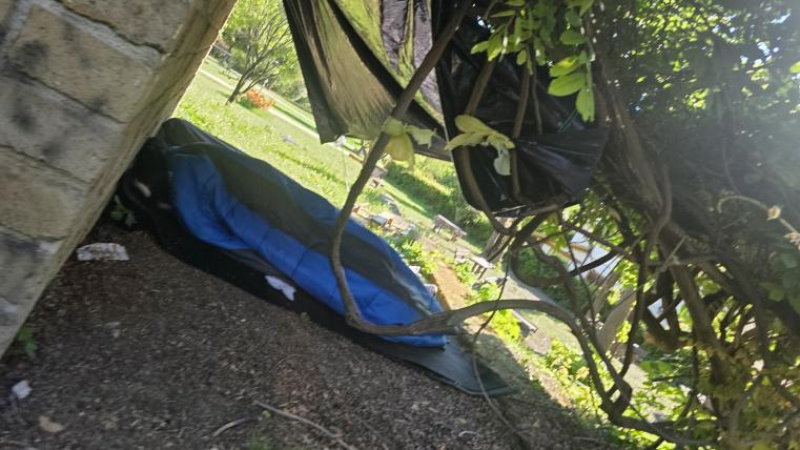 Teramo, cercano riparo dopo il temporale: finisce in lite tra due clochard - Foto