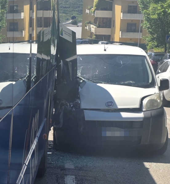 Incidente tra furgone e autobus vicino all’ospedale, traffico in tilt - Foto