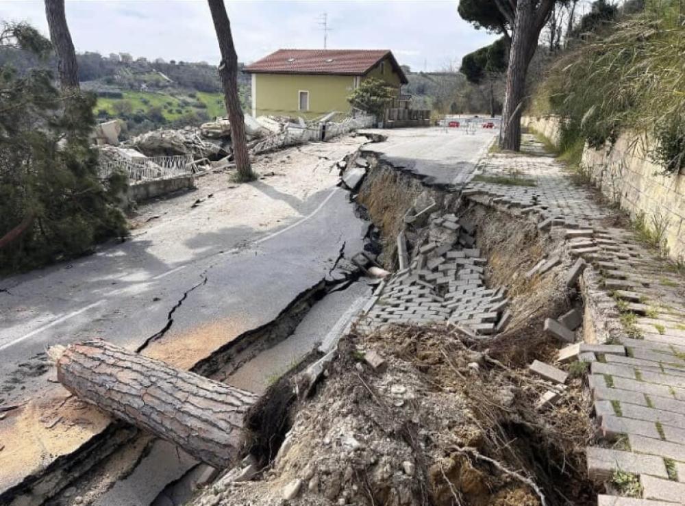 Frana a Silvi, il sindaco revoca l'ordinanza di evacuazione: tornano a casa in via San Rocco - Foto