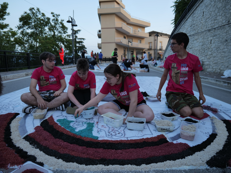 Torna l'Infiorata a Torricella Sicura: la XX edizione sul tema del Corpus Domini - Foto