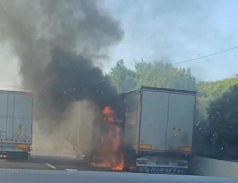 Camion in fiamme sull’A14 dopo il casello di Roseto: traffico rallentato verso Ancona - Foto