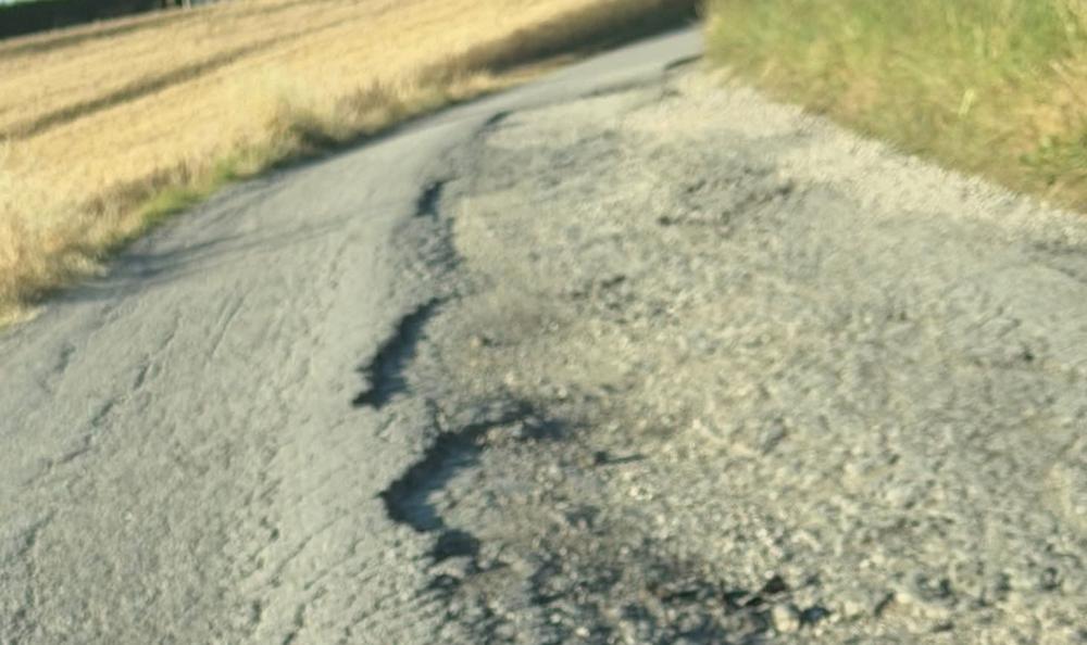 Villa Penna, residenti protestano per buche stradali ed erba alta: “Frazione dimenticata dal Comune” - Foto