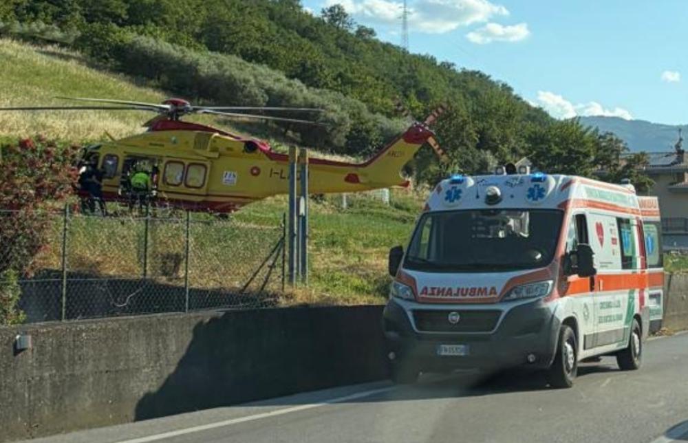 Scontro tra auto e moto a Petrignano di Montorio: grave un centauro - Foto