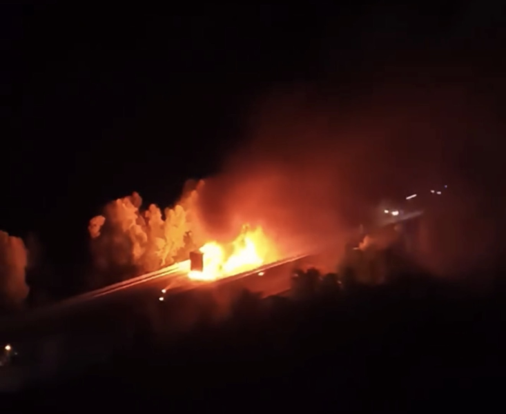 Camion in fiamme sull’A14: esplosioni nella notte e autostrada chiusa nei pressi di Mosciano - Foto