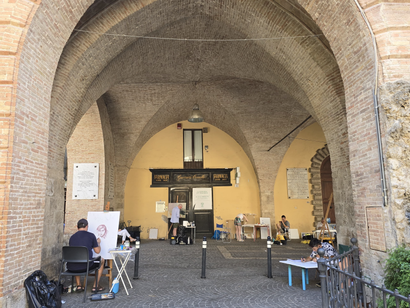 Tele e colori hanno dipinto 'la pace' per la nuova edizione di Extemporamnia a Teramo - Foto