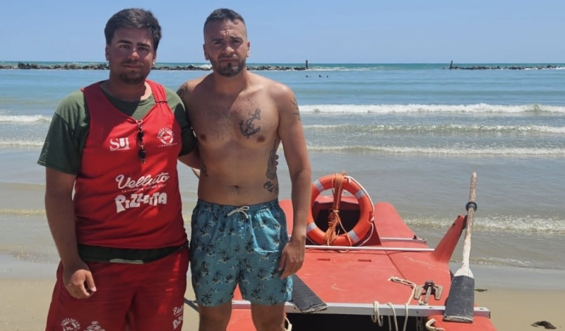 » Due eroi a Villa Rosa: bagnino salva due persone, poliziotto si tuffa ...