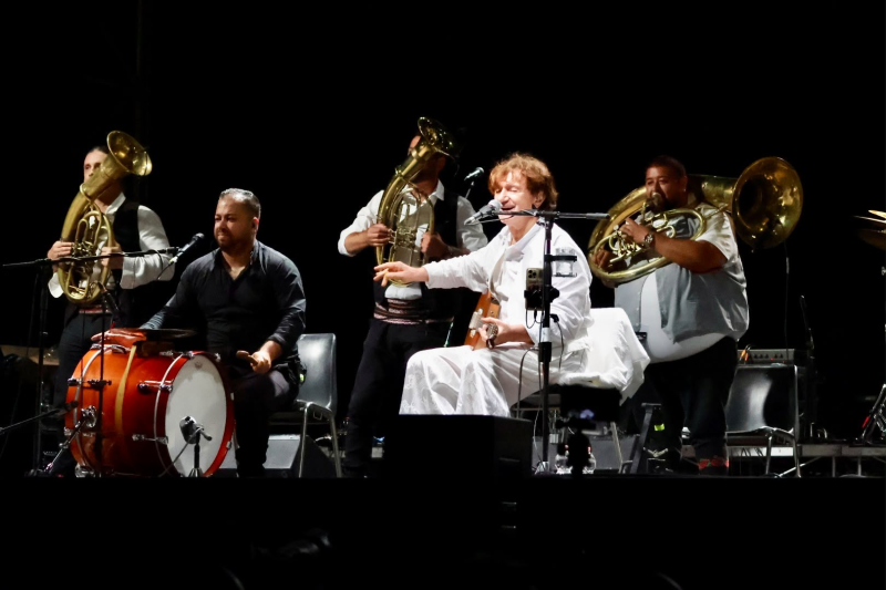 Goran Bregović incanta il pubblico nella suggestiva cornice del porto di Giulianova: con la sua Orchestra al Festival del Saltarello - Foto