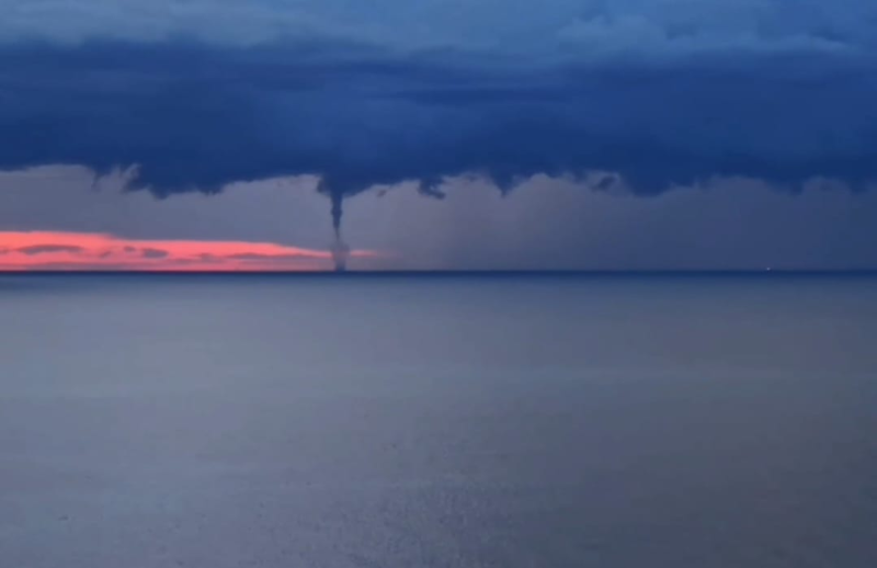 Tromba d’acqua nelle prime ore di oggi al largo di Giulianova: l'esperto spiega origine e possibili rischi - Foto
