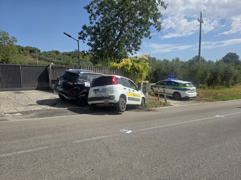 Teramo, incidente a Cavuccio: coinvolta anche un'auto di Poste Italiane - Foto