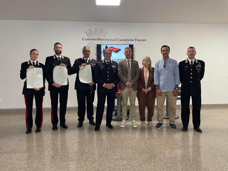 Teramo, un attestato di riconoscenza ai carabinieri che hanno sventato una truffa a un'anziana - Foto
