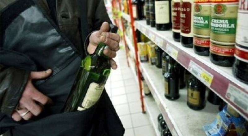 Furto di alcolici per oltre 2.500 euro in un locale del Teramano: denunciati due minorenni - Foto