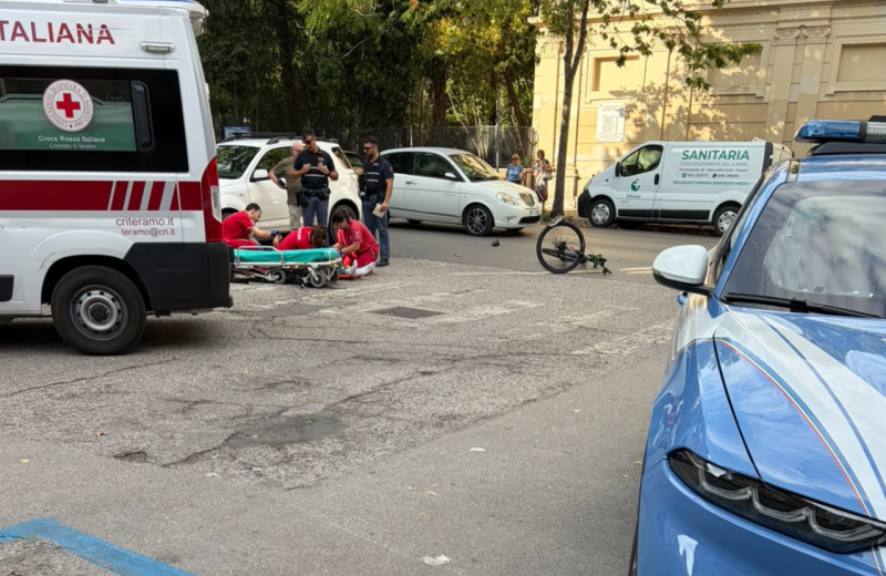 Teramo, scontro tra auto e bici su viale Bovio: ciclista trasportato al Mazzini - Foto