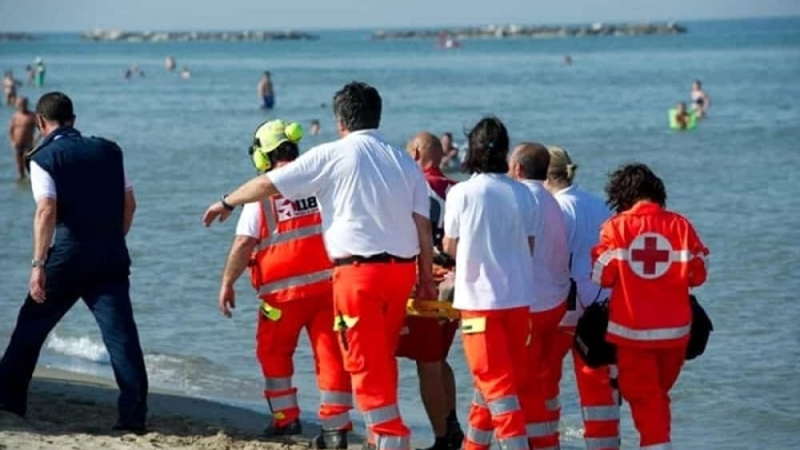 Malore in mare ad Alba Adriatica, muore a 74 anni dopo oltre 40 minuti di rianimazione - Foto