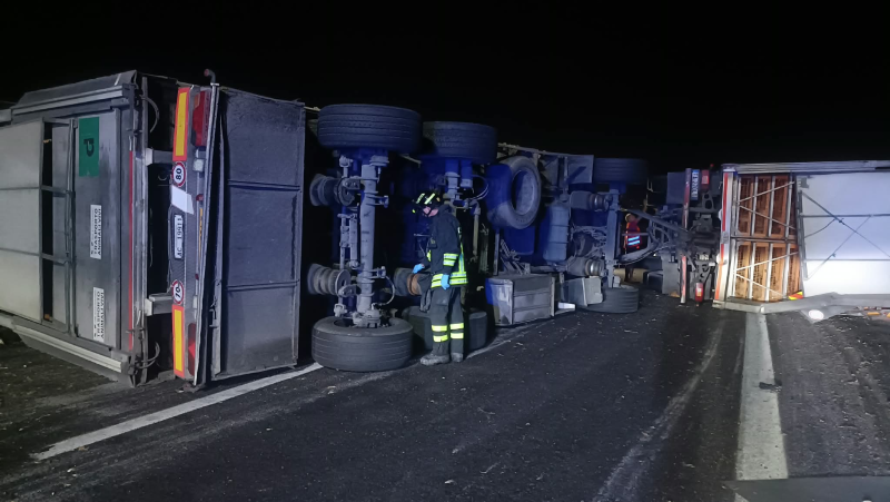 Autoarticolato si ribalta in A14: l’autista riesce a salvarsi - Foto