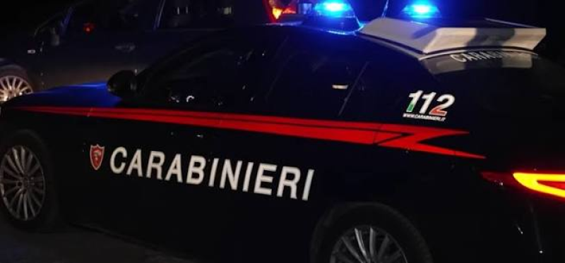 Civitella del Tronto, 86enne abbatte una parete con l’ascia e minaccia l’inquilino con una pistola - Foto
