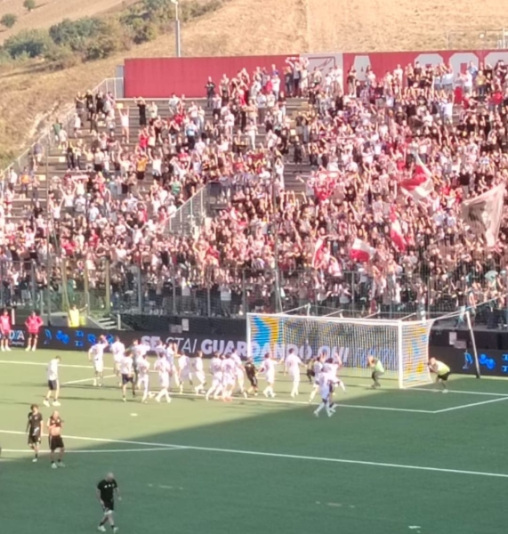 Pavone fa volare il Teramo. Il Giulianova affonda: è 3-2 al “Bonolis” - Foto