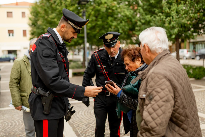 Pineto, finto carabiniere entra in casa di un’anziana: arrestati due uomini dopo la fuga sulla Statale 16 - Foto