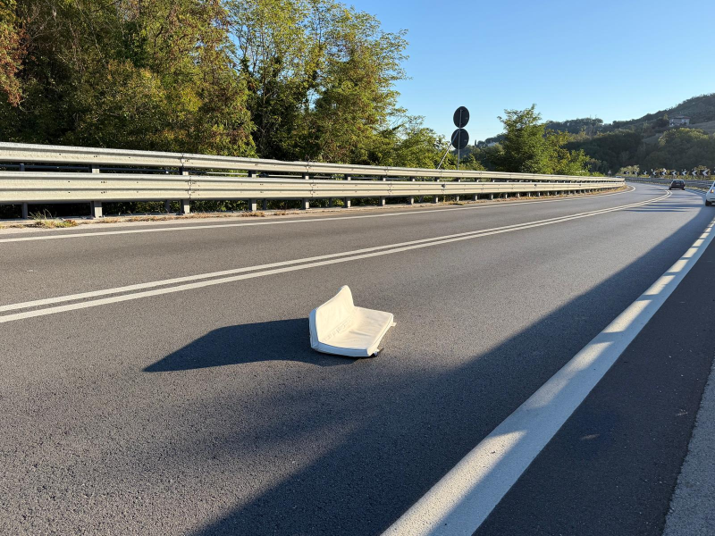 Attenzione, sedile abbandonato in mezzo alla strada sulla SS80 verso Teramo centro - Foto
