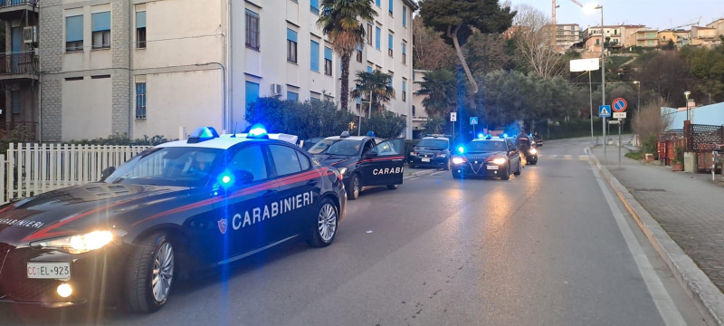 Giulianova, minaccia di barricarsi in casa durante un controllo: dai domiciliari finisce in carcere - Foto