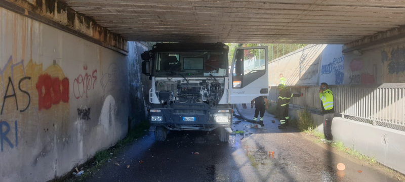 Martinsicuro, camion urta il cavalcavia ferroviario: linea danneggiata e traffico limitato - Foto