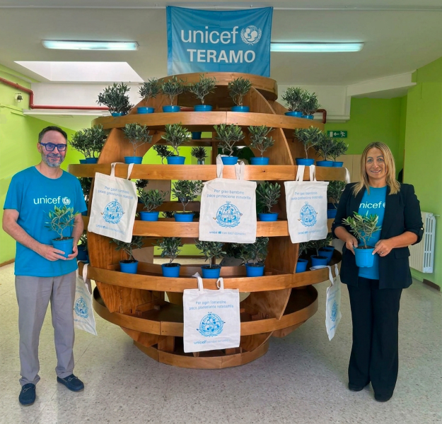Educare alla pace, Unicef Teramo consegna 200 piantine del progetto "Adotta un ulivo in classe" - Foto