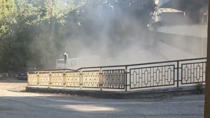 Incendio nel parcheggio del Tribunale di Teramo - Foto