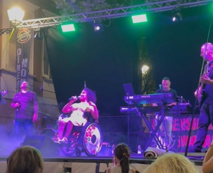 A 15 anni Alice Totaro sfida la disabilità con la musica: da Rosciano una voce che sul palco trova libertà - Foto