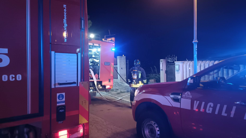 Roseto, va a fuoco palazzina: coppia di anziani si rifugia sul balcone, salvati dai vigili del fuoco - Foto