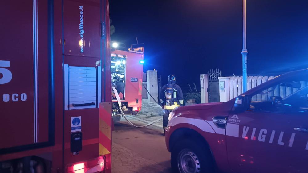 Roseto, va a fuoco palazzina: coppia di anziani si rifugia sul balcone, salvati dai vigili del fuoco - Foto