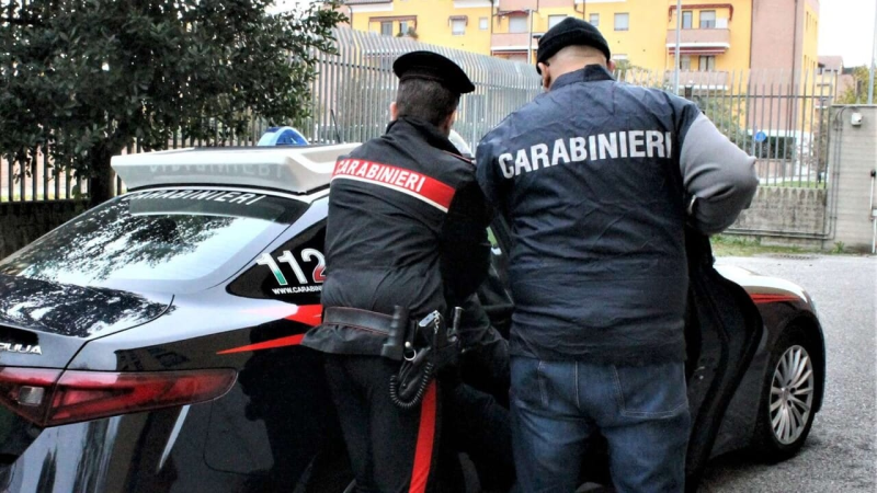 Castelnuovo Vomano, minaccia i passanti e prende a pugni un carabiniere: arrestato - Foto