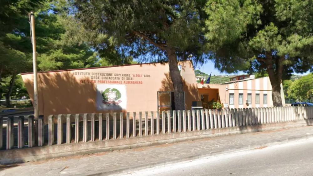 Atri, schiaffeggiato da uno studente durante l'attività motoria: 16enne con zigomo fratturato - Foto