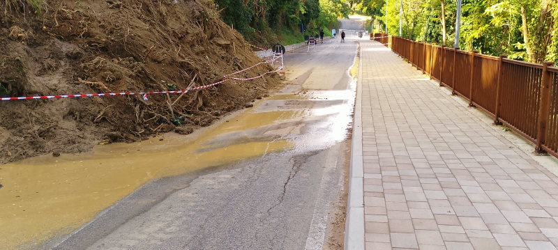Torricella Sicura, smottamento sulla SP48 dopo la rottura dell’acquedotto: strada chiusa - Foto