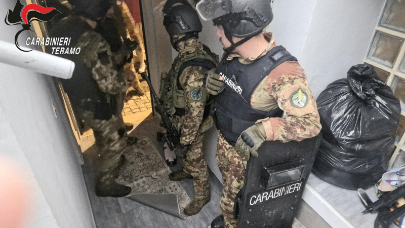 Giulianova, maxi blitz antidroga alla Rocca: misure cautelari per spaccio di cocaina ed eroina - Foto