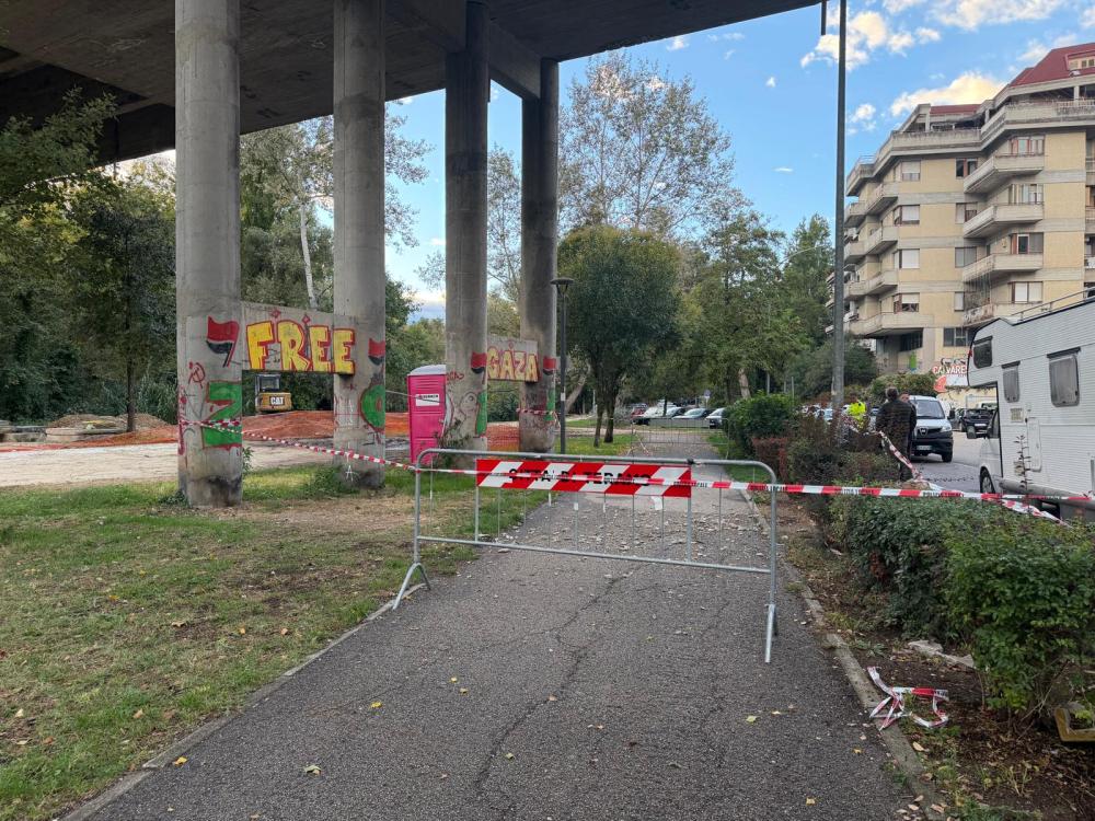 Cadono calcinacci da ponte San Francesco: chiuso il passaggio pedonale sotto al parco fluviale - Foto