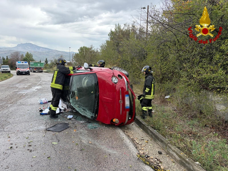Incidente ad Ancarano, 24enne alla guida si ribalta: distrutta l'auto, salva la ragazza - Foto