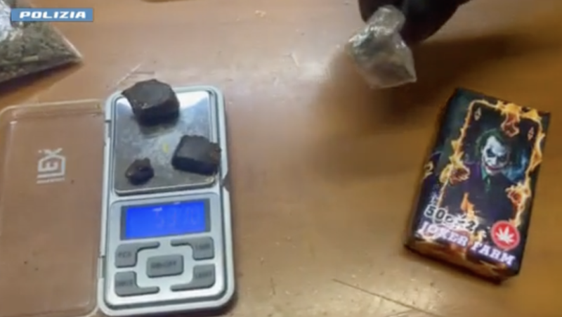 Pacchetti con le figurine di Joker per nascondere hashish: arrestato 35enne che spacciava a Teramo - Foto