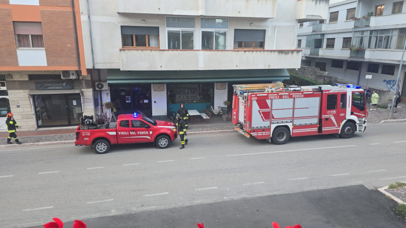 Teramo, fumo dalla pasticceria Piero: paura per un cortocircuito, nessun ferito - Foto