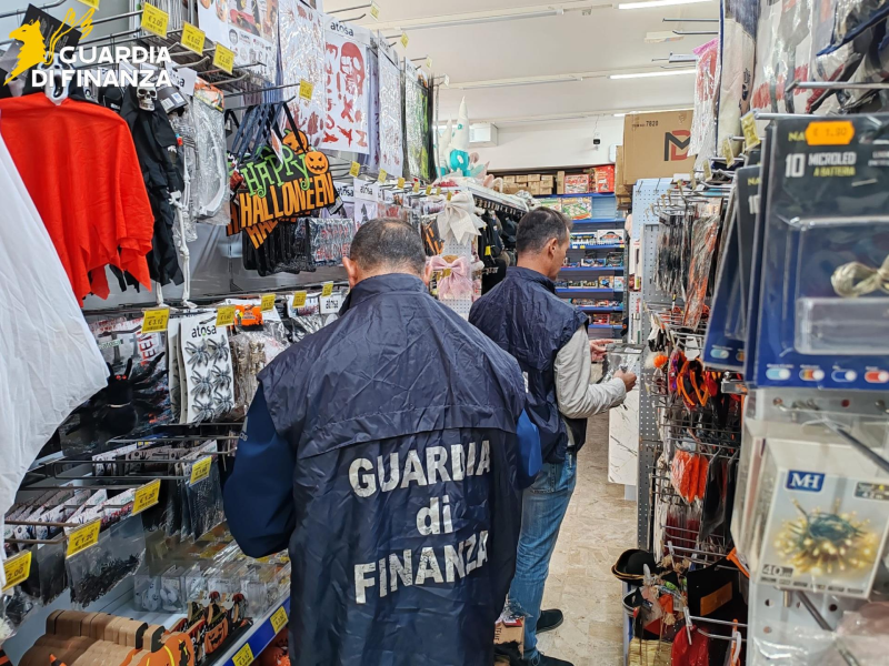 Halloween, sequestrati 400 giocattoli non sicuri a Roseto: multe per migliaia di euro - Foto