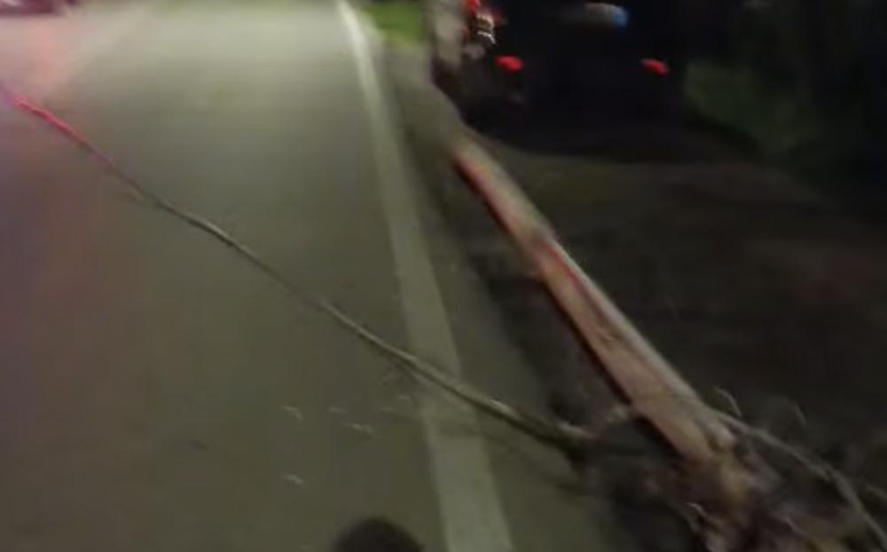 Mezzo aggancia i cavi e abbatte i pali del telefono a Sant’Egidio alla Vibrata - Foto