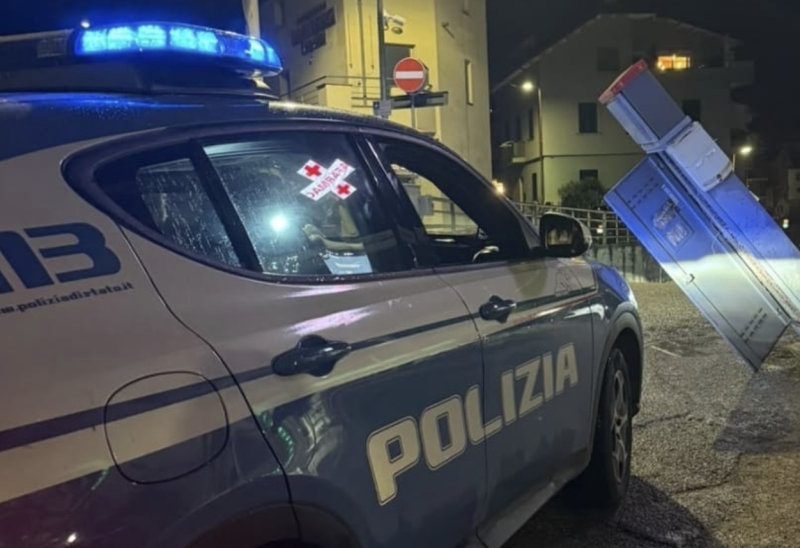 Teramo, inseguimento della Polizia a Villa Mosca: ladri in fuga tamponano cabina Telecom - Foto