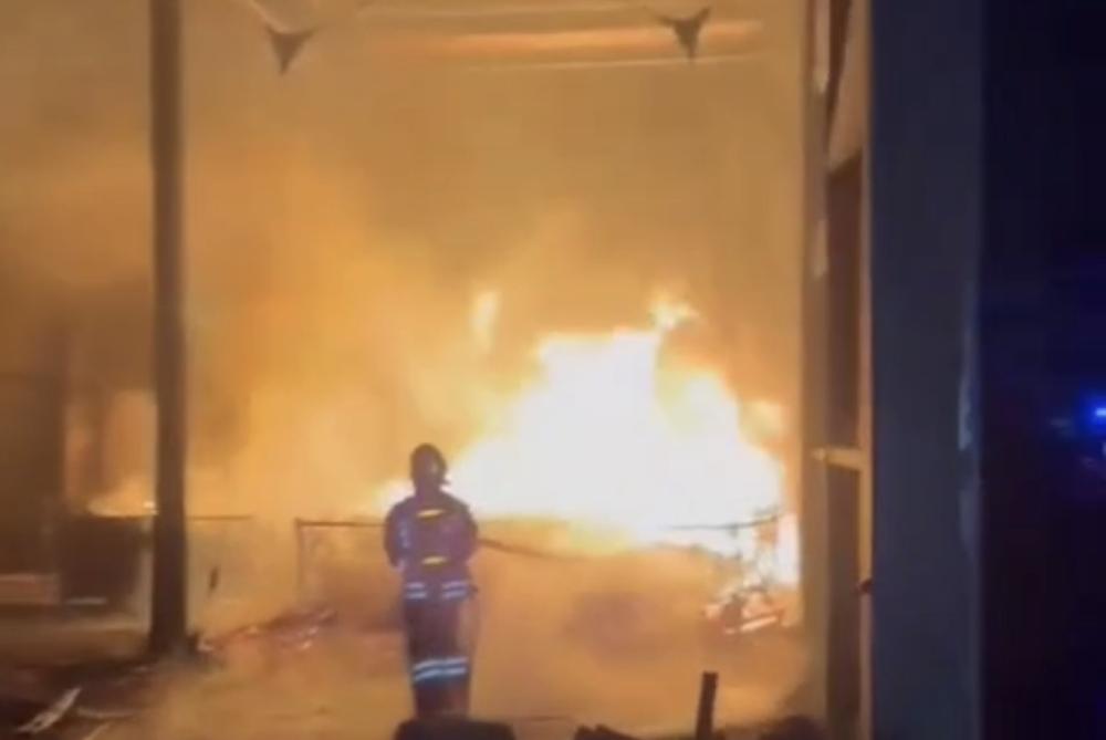 Martinsicuro, incendio in una fonderia abbandonata: fiamme su mille metri quadrati di copertura - Foto