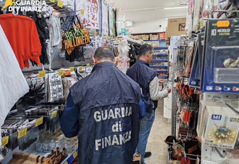 Halloween, altri 5mila prodotti irregolari sequestrati a Tortoreto: proseguono i controlli della Finanza - Foto