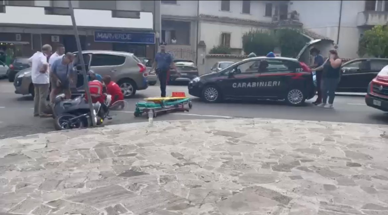 Incidente vicino alla Camera di Commercio di Teramo: un'auto investe un ragazzo in motorino - Foto
