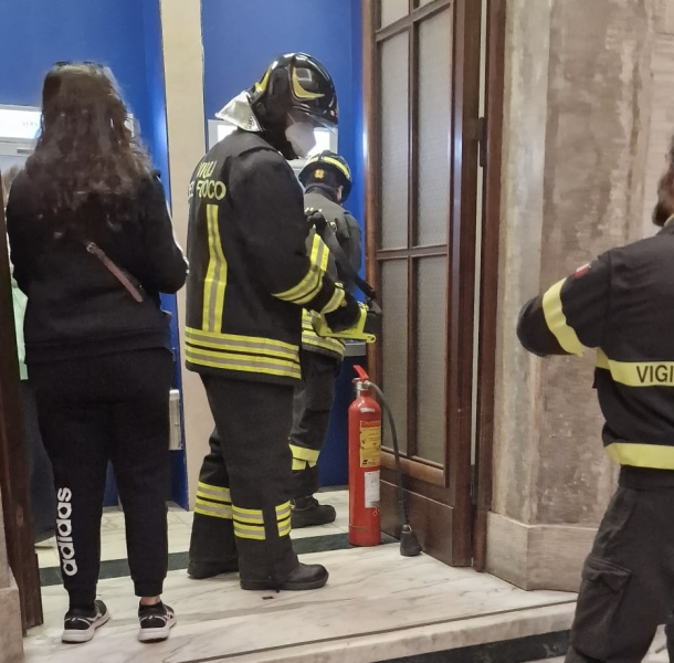 Un mozzicone di sigaretta acceso dentro la banca Intesa di Teramo: sventato un incendio - Foto