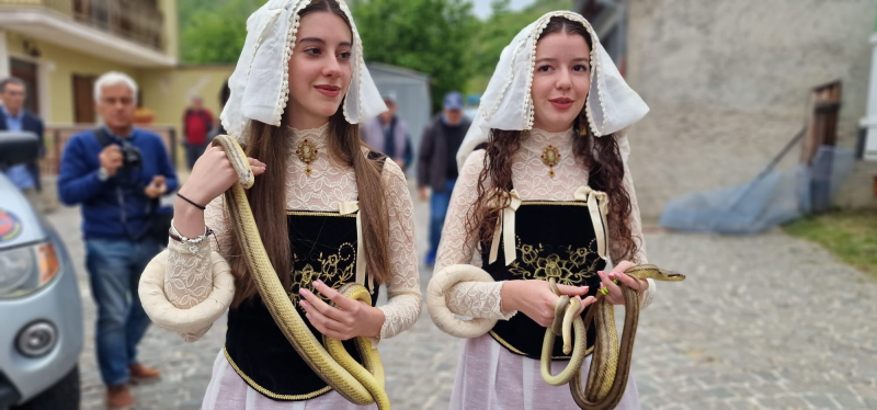 Cocullo e la festa dei serpari: il rito antichissimo che attira migliaia di turisti ogni 1 maggio - Foto
