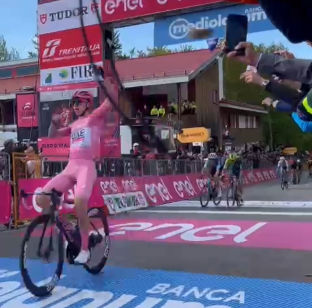 Ottava tappa del Giro d'Italia Spoleto-Prati di Tivo. Trionfa Tadej Pogacar - Foto