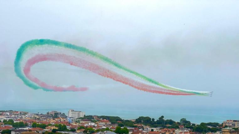Lo spettacolo delle Frecce tricolori a Giulianova, accolte da migliaia di spettatori - Foto