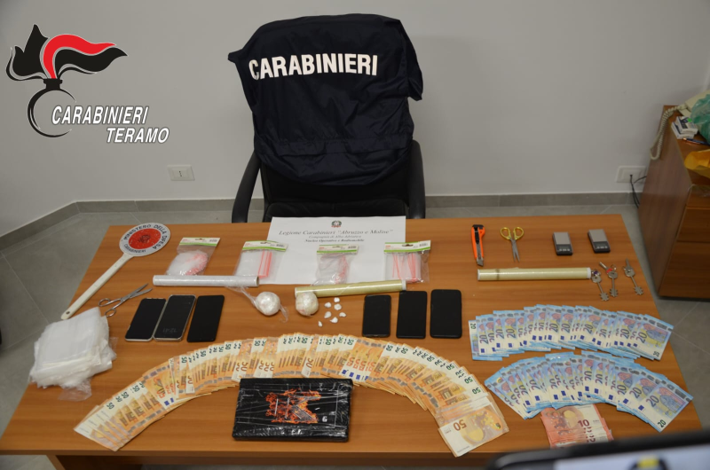 Un chilo di cocaina e oltre 5mila euro tra Teramo, Colonnella e San Benedetto: arrestati due soggetti - Foto